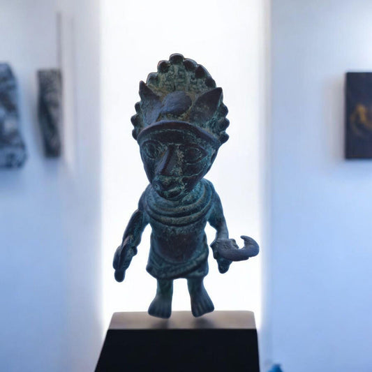 Personaje Hechicero de la realeza de Benín,  Estatua bronce arte de Benín ( Galeria de arte )