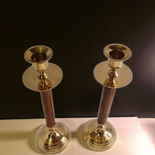 pareja de candelabros de latón y madera