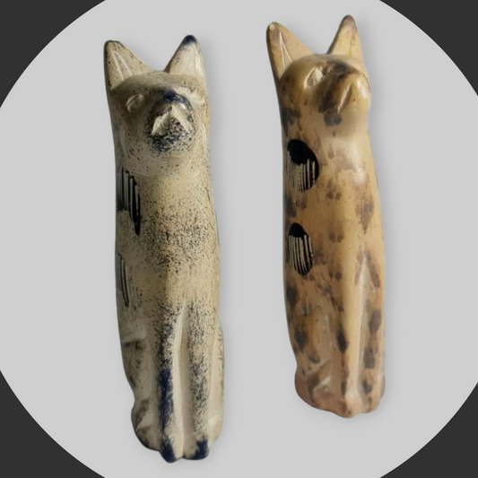 Pareja gatos piedra