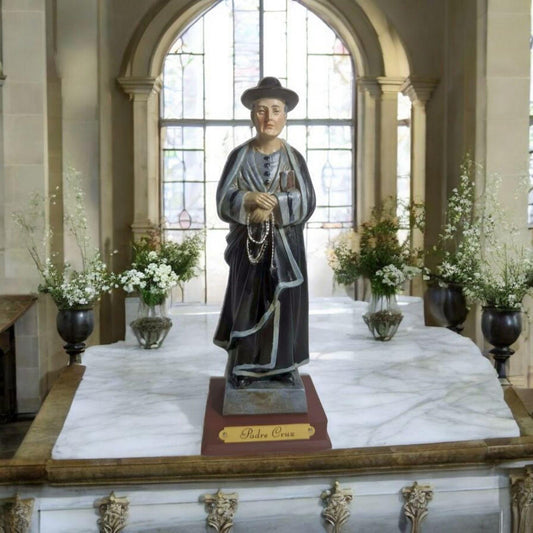 Estatua del Padre Cruz , virgenes y santos catolicos