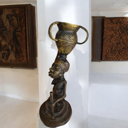 Antigua estatua de bronce mujer con jarron. Benín Africa del este . Arte Africano , Galería de arte , antigüedad africana