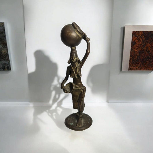 Antigua talla de bronce de Benín Mujer cargando vasija Arte Africano , galería de arte