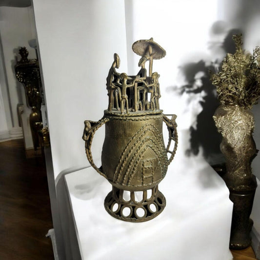 Antigua talla de bronce de Benín Jarrón con familia celebrando fiesta Arte Africano , galería de arte