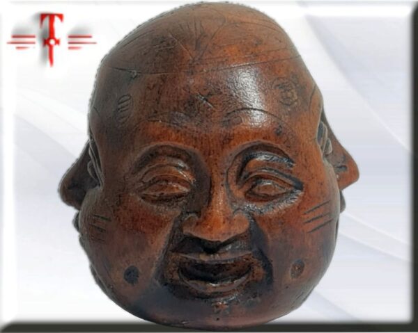 Cabeza Buda 4 caras Hotei o Budai, como se le conoce, es representado con una túnica que deja al descubierto su prominente barriga