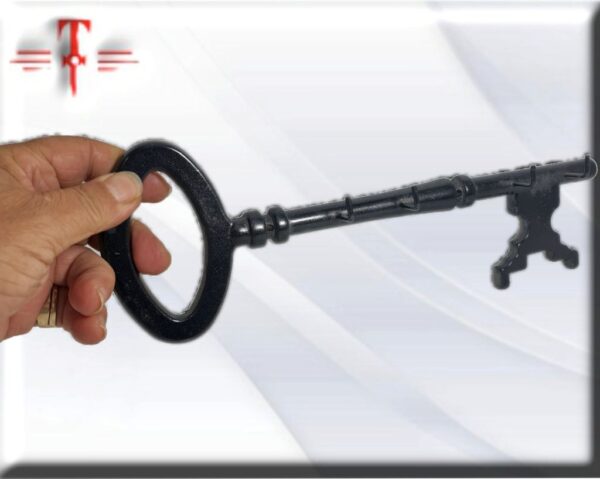 Colgador Llave de Hierro , La llave simboliza un objeto relacionado con el cambio, ya que permite encontrar el otro lado