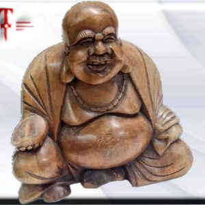 Buda Hotei , tallado en madera . Tamaño: 16*16*8cm Peso 495gr El Buda Gordo, también conocido como el Buda Feliz, Buda Sonriente o Buda de la Fortuna no es Siddharta Gautama. Se trata de un monje budista, que vivió en China hace más de mil años y que era muy admirado por su bondad, sabiduría y plenitud. Hotei o Budai, como se le conoce, es representado con una túnica que deja al descubierto su prominente barriga, porque en China la barriga es un símbolo de felicidad, plenitud y buena fortuna y además representa el alma. A veces también se le ve acarreando un fardo, porque según la leyenda, Hoeti solía repartir regalos entre los niños. Sería algo así como la representación budista de Papa Noel. Buda es representado en 100 poses, que ilustran su vida. Sin embargo las más comunes son 5. La posición de las manos, o mudra, guarda un profundo simbolismo y te puede ayudar a identificar tu buda: Manos sobre el regazo: representa la meditación y el camino a la iluminación. Igualmente mano izquierda sobre el regazo y derecha abajo abierta hacia delante: simboliza la generosidad y la entrega. Mano izquierda sobre el regazo y derecha levantada con dos dedos arriba: representa la protección, la ausencia de miedo También la mano izquierda sobre el regazo y derecha levantada con los dedos índice y pulgar haciendo un círculo: simboliza la sabiduría y el conocimiento. Mano izquierda sobre el regazo y derecha hacia abajo, tocando la tierra: representa la resistencia ante la tentación, el poder de la tierra y lo imperturbable. También, y cada vez más, vemos representaciones del Buda Niño. Suelen ser una mezcla entre Buda y Budai; con la cabeza de Hotei, el cuerpo de Siddharta y rasgos infantiles. Estas imágenes, que hoy vemos pintadas en tonos eléctricos y brillantes, representan las almas reencarnadas de quienes alcanzaron la iluminación. Llevan nombres de dones, como Esperanza, Fe, Sabuduría, templanza... y se les muestra con gestos pícaros e inocentes que contrastan con la tranquilidad y serenidad que representa Buda y con la plenitud y alegría que transmite Budai.