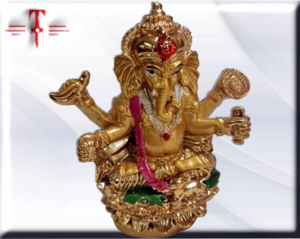 Ganesha o Ganesh  . Peso: 115 gr dimensiones: 9*9*4 cm materiaL: resina Según la mitología hindú, Ganesha es el hijo de la diosa Parvati y el dios Shiva, nacido mientras su padre estaba ausente en la guerra contra los asuras o demonios. Un día, Parvati encargó a Ganesha la custodia del palacio mientras ella se daba un baño. Fue justo en esos momentos que Shiva regresó a casa, para encontrarse con un joven al que no reconocía y que no le permitía la entrada a su propio hogar. Enojado, Shiva cortó la cabeza de su hijo sin saber quién era realmente. Más tarde y ante el llanto de la desconsolada madre, Shiva prometió a Parvati que bajaría a la tierra y repondría la cabeza de su hijo con la del primer ser que encontrase. Sí, exactamente, el primer ser con que se tropezó fue elefante. Como otras representaciones de dioses en el hinduismo, la figura de Ganesha es un arquetipo que contiene diferentes significados y simbolismos. Por un lado, es un símbolo del descubrimiento de la divinidad dentro de nosotros mismos y representa el equilibrio entre lo femenino y lo masculino, entre la fuerza y la bondad. Por otro, simboliza la capacidad de distinguir entre la realidad y la ilusión: es decir, la sabiduría. Todas estas son cualidades que buscamos cultivar a través del yoga. Se dice que Ganesha tiene el poder de eliminar los obstáculos de nuestro caminomaterial y espiritual. Hoy en día, su imagen se puede ver frecuentemente protegiendo las casas en India, donde se lo invoca, por ejemplo, antes de hacer un viaje o un examen. Pues Ganesha es el dios de los caminos, la sabiduría y las letras, un dios que se tiene por protector y dador de buena suerte. También se lo conoce por el nombre de Ganapati.