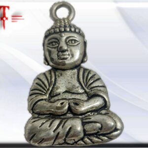 colgante buda Thai Tamaño : 4cm material: plata tibetana El Buda es el máximo símbolo de la iluminación, el símbolo de la conciencia y el símbolo de la bondad amorosa El budismo Es básicamente una religión no-teísta, pero también representa una filosofía, un método de entrenamiento espiritual y un sistema psicológico. Ha sido desarrollado a partir de las enseñanzas del Buda Siddharta Gautama, quien vivió en el noreste de la India en el siglo V A.C. El buda o buddha es un concepto que define a aquel individuo que ha logrado despertar espiritualmente y que lleva una felicidad libre del sufrimiento. Cabe destacar que Buda no es un ser sobrenatural, un profeta o un Dios. El budismo no realiza postulados respecto a un Creador. Sus enseñanzas no son dictadas como creencias o dogmas, sino que son los mismos practicantes quienes lo comprueban por si mismos para luego interiorizarlas. El propósito del budismo es la eliminación de los sentimientos de insatisfacción vital (dukkha), producida por el anhelo ansioso (entendido como sed, deseo o avaricia). Igualmente a su vez, es producto de una percepción equivocada de la naturaleza de la vida, la existencia y el ser. La erradicación de esta situación se produce cuando el individuo logra despertar y adquiere una comprensión profunda de la realidad y el ser (la iluminación). Para alcanzar este estado, el budismo promueve diversas técnicas para desarrollar la meditación y alcanzar la sabiduría. Es importante tener en cuenta que el budismo no se encuentra organizado en una jerarquía vertical (por ejemplo, no hay un líder como el Papa en el catolicismo). La autoridad religiosa se encuentra en los textos sagrados del Buda y en la interpretación que realizan los maestros y monjes.