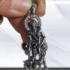 colgante San Lázaro  ( Babalú Ayé ), ( Zakpata ) precioso colgante de acero con incrustaciones y cadena. Tamaño:6*2cm Babalú Ayé. Orisha de la lepra, la viruela, las enfermedades venéreas y en general de las pestes y miseria. En la naturaleza de día se esconde entre la hiedra, el coralillo y el cundeamor para protegerse del sol. Sale de noche. Orisha muy respetado y hasta a veces temido en Nigeria. Su culto viene de Dahomey (Benin), donde recibe el nombre de Azojuano (Azowano), Rey de Nupe, territorio de los Tapa. Su nombre viene del Yorùbá Babàlúaíyé (padre del mundo), en África se lo conocía bajo la denominación de Samponá o Sakpatá, por ser la viruela y la lepra enfermedades mortales. Babalú Ayé es muy conocido y venerado. Representa las afecciones de la piel, las enfermedades contagiosas, especialmente las venéreas y las epidemias en el ser humano.