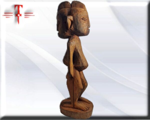 Eshú Modubela peso: 417 gr material : madera dimensiones: 33 cm / 12.99" Este elegbara anda con ashikuelu. Es un muñeco de dos caras y dos cuerpos que se hacen de ayna o cedro.