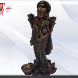 Estatua Diosa Lakshmi Diosa Hindú . Tamaño 8 cm / 3.14 Inch Peso 60 gr Material: Resina Laxmi. Diosa hindú de la buena fortuna y la abundancia, del amor y la belleza, de la flor de loto y la fertilidad, es muy adorada en la India. Ella garantiza el bienestar y la prosperidad a los humanos en la tierra y la obtención de abundancia tanto material como espiritual. Es una energía de prosperidad, también es la encarnación de la belleza, gracia y encanto. Su nombre es equivalente a la riqueza material, y deriva del sánscrito que significa “meta”. Ella representa la meta vital de todo ser: la prosperidad espiritual y material. Se cree que todos aquellos que la adoran conocen la felicidad inmediata. Normalmente se le representa con su pareja Vishnú, el conquistador de la oscuridad y sobre la flor de loto. Los altares dedicados a Lakshmi están cargados de aceite, leche y flores, ya que es voluble y se deja convencer fácilmente por los apasionados devotos, con tiernas palabras y ofrendas suntuosas. Se dice que nació en un lago de leche. En un principio la diosa Lakshmi se llamaba Sri y era una manifestación de Devi-shakty, el principio sexual que, gracias a sus esfuerzos, generó el universo. Es la representación de la fémina universal que permaneció sobre una flor de loto durante la creación. Se unió a los dioses después de que el océano primordial se agitara para conseguir el elixir que apartaría el mal del mundo. Se elevó en medio de la espuma, los ríos cambiaron de curso para fluir hacia ella y los elefantes celestiales recogieron las olas para asearla. Al surgir hermosísima de las aguas oceánicas se la compara con la diosa Afrodita. Hoy en día se la adora más como Mata-Lakshmi o diosa madre, que cuida y protege, a la vez que atiende los llamados de sus devotos. En el momento que surgió hacia la tierra, la diosa escogió a Vishnú como su compañero eterno, tanto de las generaciones precedentes como de las sucesivas, ya que era el único que podía detener a Maya, la ilusión. Por ello se dice que en la encarnación de Vishnú como Rama, ella encarnó en Sita, su esposa. En la encarnación de Vishnú como Krishna, Lakshmi encarnó como Raddha. La poesía hindú con mayor carga erótica narra la historia de Raddha, una mujer casada que sentía una pasión desbordante por Krishna, y se aleja a escondidas de su marido mortal para reunirse con él. Estos poemas se reflejan el carácter voluble de la diosa y el gran amor que sentía por su esposo inmortal. Como consorte de Vishnú, ella representa el lado activo y la energía femenina del Ser Supremo. Estatua Diosa Lakshmi Diosa Hindú