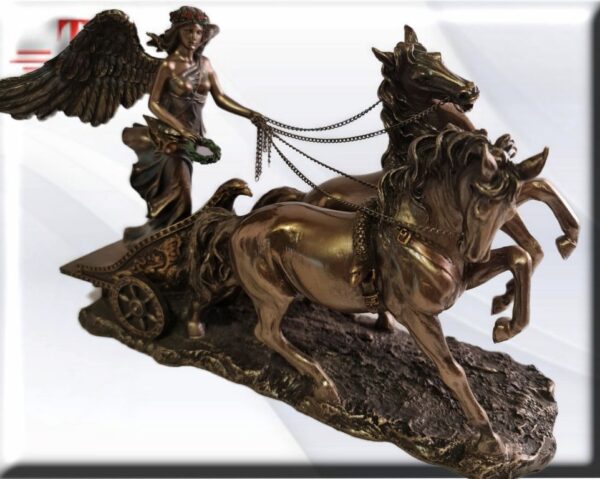 Diosa de la Victoria En su mano derecha lleva cogida una corona de laurel símbolo del triunfo mientras que su mano izquierda dirige a los animales.