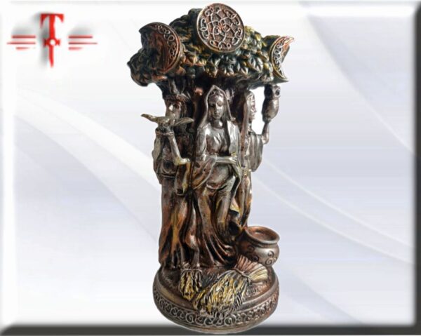 Triple diosa wicca . medidas: 17cm peso : 240gr material: resina LA WICCA Es una religión neopagana, vinculada con la brujería y otras religiones antiguas.