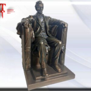 Escultura Estatua Abraham Lincoln Medidas: 24cm / 9.44 Inch Peso: 1458 gr Abraham Lincoln. Abogado, político, estadista y prócer norteamericano. Decimosexto Presidente de los Estados Unidos y el primero por el Partido Republicano.