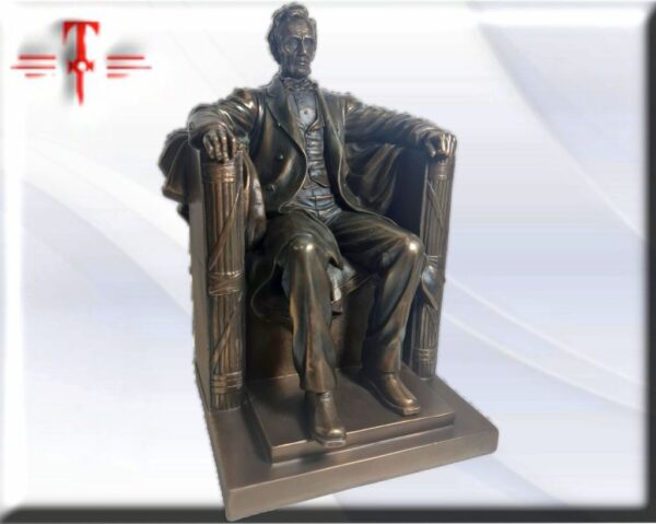 Escultura Estatua Abraham Lincoln Medidas: 24cm / 9.44 Inch Peso: 1458 gr Abraham Lincoln. Abogado, político, estadista y prócer norteamericano. Decimosexto Presidente de los Estados Unidos y el primero por el Partido Republicano.