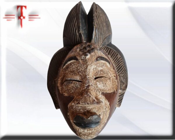 Máscara africana Punu ref:241 Gabon Peso: 500gr   tamaño: 37*24*14cm   siglo XX Comparten lazos lingüísticos con sus vecinos Bini, Igala, Yoruba e Idoma. Ya que que se remontan a cinco mil años. Las técnicas empleadas en el arte Igbo del siglo X sugieren, que la sociedad Igbo alcanzó un nivel tecnológico muy avanzado Lo primero que debemos saber es que la máscara africana es una forma antigua de arte humano, culto religioso y el traje ceremonial. Con frecuencia se realiza en cuero, metal, tejido o tipo de madera. El significado es cultural y de tradición en muchas de las sociedades indígenas del continente africano Las máscara solía llevar en las culturas africanas en varios eventos, entre los que se incluía la iniciación de un niño en la edad adulta, la cosecha de un cultivo y la preparación que marca el final de la guerra. Cuando se celebraban las ceremonias rituales, solía la máscara representar a una deidad, Esta deidad, podía ser el espíritu de un antepasado, un ser mitológico o un espíritu animal. El bailarín con la máscara menudo entraba en un trance profundo, donde se comunica con los antepasados. Él trae mensajes a las personas de los espíritus. Las máscaras solían ser usadas por los miembros de las sociedades secretas. Una tribu del pueblo fang que está en la costa atlántica, donde los miembros de una sociedad secreta llevaban la máscara Ngil durante la iniciación de miembros nuevos. Las máscaras también las usaron los miembros de la sociedad decreta cuando se castigaba a los hechiceros. Estas máscaras se alargaron, contando con una cara en forma de corazón con una nariz alargada. Algunas máscaras se hicieron por  sociedades nativas de África en honor a un rey en particular, director u otra autoridad. El pensamiento era que los pedazos de las máscaras tenían un poder importante, mostrándose en los rituales y ceremonias. Las máscara solía manifestarse en la siembra y la cosecha de los cultivos, como la  apertura de la caza o antes de que el pueblo fuera  a la guerra. Estas máscaras son habituales entre la tribu Bamileke de la región de pastizales occidental de África. Las máscaras africanas tiene mucho que ver con la religión y la cultura de los pueblos que las portan. Hablamos de unos artículos con una dilatada historia que han pasado de generación en generación Testimoniando la cultura de estas tribus .Máscara africana Punu ref:241 Gabon