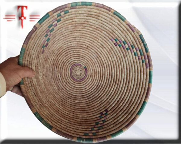 Cesta de mimbre artesanal Las culturas étnicas de Africa consideraban que las figuras que se tallan en madera son almas protectoras