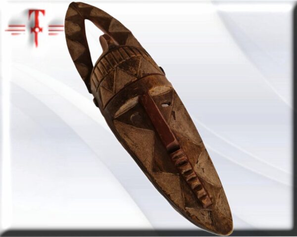 Máscara de la tribu Dogon de Mali .El culto a los antepasados y la importancia de los espíritus de la naturaleza. Y como sus creencias en estos poderes no humanos
