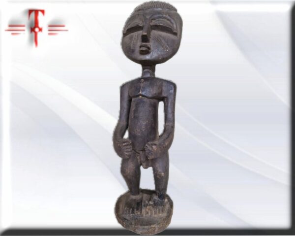 Fetiche Baule ref:402 C.Marfil Peso : 1300gr   tamaño aprox 52*15*14cm Son figuras humanas talladas en diversos tipos de madera representan a personajes de importancia para la vida de la comunidad: curanderos, guerreros, antepasados, la mujer… El artista pone de relieve el papel que dichos personajes tienen para la sociedad y carga las figuras de gran simbología. Por medio de estas estatuas, los familiares difuntos continúan estando presentes en la vida cotidiana de la familia a la que protegen. A estas estatuas se les atribuye una fuerza especial, al ser consideradas moradas de los espíritus. También un poder mágico, otorgado, por las sustancias vegetales, animales o minerales introducidas en oquedades de la figura y principalmente en el vientre, fuente y sede de la fuerza vital Y por los encantamientos realizados por el adivino, sacerdote o hechicero. Su uso, tanto del término como del objeto, le ha ido confiriendo una amplia gama de poderes que van desde el de simple amuleto o talismán hasta poderes exclusivamente divinos. El fetiche encarna una mezcla de magia, superstición y religiosidad. Muchas poblaciones nativas del África del oeste le llaman juju. La variedad de fetiches en África es grande, como numerosas son las etnias. Normalmente representados por figuras antropomorfas y, aunque menos numerosas, zoomorfas. En África está arraigada la creencia que relaciona las enfermedades con actos de brujería. Encontrar un remedio que los contrarreste es imprescindible para atenuar o evitar sus daños. El doctor tradicional se vale de los conocimientos en medicina para dotar al "nkisi" del poder necesario introduciendo "la carga mágica" en el interior. Algunas de estas figuras, de aspecto terrorífico, están atravesadas por clavos, cuchillas o trozos de hierro y otras, Y adornadas de cuernos, conchas, pieles, amuletos desprenden un halo de misterio. Estas figuras se utilizan para obtener la protección personal, de la familia y de los pueblos, alejar a los malos espíritus del poblado, Asi mismo atraer la lluvia, alejar las enfermedades, lograr la curación o como remedio terapéutico, entre otras muchas finalidades.