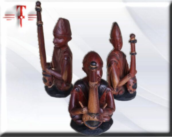 Trio Músicos Tribal Son figuras humanas talladas en diversos tipos de madera representan a personajes de importancia para la vida de la comunidad