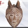 Máscara africana Punu ref:234 Gabon Peso: 400gr   tamaño: 29*18*13cm   siglo XX Comparten lazos lingüísticos con sus vecinos Bini, Igala, Yoruba e Idoma. Ya que que se remontan a cinco mil años. Las técnicas empleadas en el arte Igbo del siglo X sugieren, que la sociedad Igbo alcanzó un nivel tecnológico muy avanzado Lo primero que debemos saber es que la máscara africana es una forma antigua de arte humano, culto religioso y el traje ceremonial. Con frecuencia se realiza en cuero, metal, tejido o tipo de madera. El significado es cultural y de tradición en muchas de las sociedades indígenas del continente africano Las máscara solía llevar en las culturas africanas en varios eventos, entre los que se incluía la iniciación de un niño en la edad adulta, la cosecha de un cultivo y la preparación que marca el final de la guerra. Cuando se celebraban las ceremonias rituales, solía la máscara representar a una deidad, Esta deidad, podía ser el espíritu de un antepasado, un ser mitológico o un espíritu animal. El bailarín con la máscara menudo entraba en un trance profundo, donde se comunica con los antepasados. Él trae mensajes a las personas de los espíritus. Las máscaras solían ser usadas por los miembros de las sociedades secretas. Una tribu del pueblo fang que está en la costa atlántica, donde los miembros de una sociedad secreta llevaban la máscara Ngil durante la iniciación de miembros nuevos. Las máscaras también las usaron los miembros de la sociedad decreta cuando se castigaba a los hechiceros. Estas máscaras se alargaron, contando con una cara en forma de corazón con una nariz alargada. Algunas máscaras se hicieron por  sociedades nativas de África en honor a un rey en particular, director u otra autoridad. El pensamiento era que los pedazos de las máscaras tenían un poder importante, mostrándose en los rituales y ceremonias. Las máscara solía manifestarse en la siembra y la cosecha de los cultivos, como la  apertura de la caza o antes de que el pueblo fuera  a la guerra. Estas máscaras son habituales entre la tribu Bamileke de la región de pastizales occidental Las máscaras africanas tiene mucho que ver con la religión y la cultura de los pueblos que las portan. Hablamos de unos artículos con una dilatada historia que han pasado de generación en generación Testimoniando la cultura de estas tribus .Máscara africana Punu ref:234 Gabon