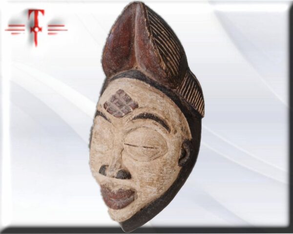 Mascara punu Gabón Numerosas máscaras Punu pueden ser reconocidas por escarificaciones en forma de diamante levantadas sobre la frente