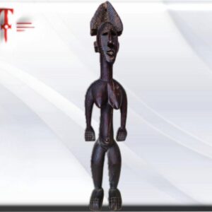 Fetiche Bamún Camerún África , arte Africano , Galería de arte , hecho a mano Ref: A307 Tamaño: 79*15 cm peso : 3.700 gr Son figuras humanas talladas en diversos tipos de madera representan a personajes de importancia para la vida de la comunidad: curanderos, guerreros, antepasados, la mujer… El artista pone de relieve el papel que dichos personajes tienen para la sociedad y carga las figuras de gran simbología. Por medio de estas estatuas, los familiares difuntos continúan estando presentes en la vida cotidiana de la familia a la que protegen. A estas estatuas se les atribuye una fuerza especial, al ser consideradas moradas de los espíritus. También un poder mágico, otorgado, por las sustancias vegetales, animales o minerales introducidas en oquedades de la figura y principalmente en el vientre, fuente y sede de la fuerza vital Y por los encantamientos realizados por el adivino, sacerdote o hechicero. Su uso, tanto del término como del objeto, le ha ido confiriendo una amplia gama de poderes que van desde el de simple amuleto o talismán hasta poderes exclusivamente divinos. El fetiche encarna una mezcla de magia, superstición y religiosidad. Muchas poblaciones nativas del África del oeste le llaman juju. La variedad de fetiches en África es grande, como numerosas son las etnias. Normalmente representados por figuras antropomorfas y, aunque menos numerosas, zoomorfas. En África está arraigada la creencia que relaciona las enfermedades con actos de brujería. Encontrar un remedio que los contrarreste es imprescindible para atenuar o evitar sus daños. El doctor tradicional se vale de los conocimientos en medicina para dotar al "nkisi" del poder necesario introduciendo "la carga mágica" en el interior. Algunas de estas figuras, de aspecto terrorífico, están atravesadas por clavos, cuchillas o trozos de hierro y otras, Y adornadas de cuernos, conchas, pieles, amuletos desprenden un halo de misterio. Estas figuras se utilizan para obtener la protección personal, de la familia y de los pueblos, alejar a los malos espíritus del poblado, Asi mismo atraer la lluvia, alejar las enfermedades, lograr la curación o como remedio terapéutico, entre otras muchas finalidades.