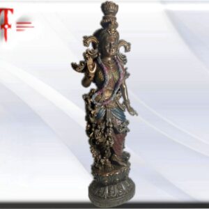 Figura estatua escultura Dios Radha  Tamaño: 36cm / 14.17 inch Peso: 1400 gr Radha también llamada Radhika, Radharani y Radhe, es una diosa hindú popular en la religión hinduista, especialmente en la tradición del vaishnavismo y shaktista. Se decía que ella era la líder de las lecheras (también llamadas Gopis o Braj Gopikas) que residían en Braj Dham.  Ella es la amante del dios hindú Krishna. El término sánscrito Rādhā (sánscrito: राधा) significa «prosperidad, éxito». Es una palabra y un nombre común de la India. De la derivación de este nombre nace la que comanda a las lecheras Gopi que fue la amada de Krishna. Otra interpretación del nombre Radha dice que significa «amabilidad, cualquier don, pero particularmente el don de afecto, éxito, riqueza». Otros estudiosos afirman que significa «mujer querida y deseada». Otros dicen que la mejor interpretación del nombre, según los textos védicos es «alguien o algo que satisface una necesidad» La imagen, rasgos y descripciones de  Radha varían según la región. La representación más popular, es de lechera (Gopi), pero también se han descubierto esculturas y textos (en Shiva Purana y Brahmavaivarta Purana.) donde a la diosa se la muestra la mitad Radha y la otra mitad Krishna, simbolizando la unión completa e inseparable de lo masculino y lo femenino. En algunas imágenes se la representa como una mujer casada formalmente. En otras como una amante adúltera, en un papel secundario, aludiendo al concepto de una diosa que rompe las normas sociales, dejando su matrimonio y entablando una relación con Krishna por amor. Algunos estudiosos dicen que esta relación es una metáfora sobre la relación divino-humana donde Radha es el alma humana que está presa a las obligaciones sociales y las convenciones, pero que anhela la liberación y el amor verdadero, lo divino (Krishna). Esta metafórica Radha (alma) encuentra una nueva liberación al aprender más acerca de Krishna, en esta la unión con lo divino.