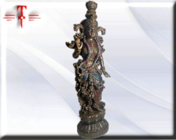 Figura estatua escultura Dios Radha  Tamaño: 36cm / 14.17 inch Peso: 1400 gr Radha también llamada Radhika, Radharani y Radhe, es una diosa hindú popular en la religión hinduista, especialmente en la tradición del vaishnavismo y shaktista. Se decía que ella era la líder de las lecheras (también llamadas Gopis o Braj Gopikas) que residían en Braj Dham.  Ella es la amante del dios hindú Krishna. El término sánscrito Rādhā (sánscrito: राधा) significa «prosperidad, éxito». Es una palabra y un nombre común de la India. De la derivación de este nombre nace la que comanda a las lecheras Gopi que fue la amada de Krishna. Otra interpretación del nombre Radha dice que significa «amabilidad, cualquier don, pero particularmente el don de afecto, éxito, riqueza». Otros estudiosos afirman que significa «mujer querida y deseada». Otros dicen que la mejor interpretación del nombre, según los textos védicos es «alguien o algo que satisface una necesidad» La imagen, rasgos y descripciones de  Radha varían según la región. La representación más popular, es de lechera (Gopi), pero también se han descubierto esculturas y textos (en Shiva Purana y Brahmavaivarta Purana.) donde a la diosa se la muestra la mitad Radha y la otra mitad Krishna, simbolizando la unión completa e inseparable de lo masculino y lo femenino. En algunas imágenes se la representa como una mujer casada formalmente. En otras como una amante adúltera, en un papel secundario, aludiendo al concepto de una diosa que rompe las normas sociales, dejando su matrimonio y entablando una relación con Krishna por amor. Algunos estudiosos dicen que esta relación es una metáfora sobre la relación divino-humana donde Radha es el alma humana que está presa a las obligaciones sociales y las convenciones, pero que anhela la liberación y el amor verdadero, lo divino (Krishna). Esta metafórica Radha (alma) encuentra una nueva liberación al aprender más acerca de Krishna, en esta la unión con lo divino.