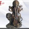 Durga la madre del universo . dimensiones : 29cm Peso : 1835 gr material : resina La diosa hindú que nos ayuda a sacar nuestra fuerza interior Durga es una de las grandes divinidades femeninas del hinduismo. Su historia y el mantra para invocarla son una gran inspiración para sacar nuestra fuerza interior y enfrentarnos a las adversidades. ¿Quieres conocer a esta gran diosa y cómo meditar con ella? Te lo contamos. El mito de Durga, la invencible diosa de la guerra Durga es una de las manifestaciones de la Diosa Madre hindú, Devi en sánscrito, y uno de los avatares o encarnaciones de Parvati. Como ella, es consorte de Shiva y madre de Ganesha (dios de la sabiduría), Kartikeia (dios de la guerra) y Ashokasundari (diosa de la imaginación). La palabra Durga en sánscrito significa impasible o invencible. Está formada por la raíz “dur” (dificultad) y “gam” (sobreponerse), lo que explica muy bien todo lo que representa esta divinidad. Durga es la destructora de los peligros o adversidades, la diosa de la guerra o la encarnación guerrera de Parvati. Para comprender la complicada mitología hinduista es más sencillo acudir a sus historias. La de Durga se sitúa en un contexto de guerra entre los Devas (dioses benefactores) y los asuras (deidades demoníacas). Indra, Rey de los Dioses, era incapaz de vencer a las tropas de Majishásura. Tras ser derrotados, los Devas se reunieron en las montañas para combinar todas sus energías: de este gran poder unido surgió Durga, que cuenta con 8 o 10 brazos y un tercer ojo que representa la sabiduría. Los dioses además le otorgaron algunas de sus armas y objetos de poder.