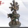Escultura Dios Hindú Krisna o Krishna con vaca , imagen con tonos metálicos . Peso 1336gr dimensiones: 27cm / 10.62 Inch Krisna o Krishna significa “negro”, “azul oscuro” o “atractivo”, en sánscrito, idioma indiano. Krishna es un dios personificado del hinduismo, es la representación de las manifestaciones de Dios supremo en el mundo, según la tradición hindú. Krishna, según los hindús, es el octavo avatar del dios Visnú. Como tal, Krishna es la encarnación del gozo y del amor, lo cual es lo contrario del anterior avatar del dios Visnú ya que Rama se caracterizaba por su fidelidad en las reglas religiosas y sociales. Cuenta la leyenda, que Krishna es hijo de Devaki y Vasudeva, este nació en la celda y su padre lo llevó hasta Vrindavan para protegerlo de Kamsa que se encargaba de matar todos los hijos de Devaki y Vasudeva, y lo sustituyó durante el sueño por una bebe, llamada lashoda, y fue la encargada de notificar a Kamsa que el niño ya había nacido y no podía hacer nada contra los planes de Visnú. Durante su infancia venció demonios enviados por kamsa. Finalmente, muere a los 125 años por la negligencia de un cazador que lo confundió con una presa. Ahora bien, dentro de los tatuajes con significados místicos y espirituales, éste es una opción, especialmente para los hinduistas como representación del “Ser Supremo”. Es representando en muchos aspectos y apariencias, pero las artes antiguas lo simbolizan de piel color azul, vestido con un taparrabos y su cabeza coronada con plumas de pavo real. Por otro lado, Krishna también es usado como nombre, y a pesar de ser de género masculino, también es usado en niñas. Movimiento Hare Krishna El movimiento Hare Krishna es un asociación de tipo religiosa, filosófica, y cultural, oriunda del hinduismo. El respectivo movimiento se caracteriza por encontrar y conocer a Dios, a través de la devoción y mantras que repiten el nombre de Dios
