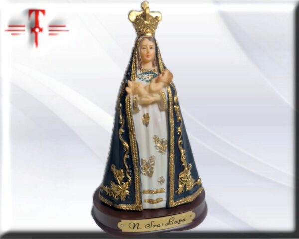 Nuestra Señora de lapa. Peso:  142 gr medidas: 14cm material:resina El 15 de agosto, se celebra en España la festividad de la Asunción de la Virgen o Asunción de María. De acuerdo a la tradición y doctrina católica, la Asunción de la Virgen es la creencia de que el cuerpo y el alma de la Virgen María, madre de Jesús, lo llevaron al Cielo tras terminar sus días en la Tierra. El Día de la Asunción de María se celebra todos los años el 15 de agosto. Es una fiesta de carácter religioso que recuerda la asunción del cuerpo de María la madre de Jesús a los cielos, luego de terminados sus días en la tierra. ¿Qué es la asunción en España? Es el día en el que se celebra la Asunción de la Virgen María: el ascenso de su cuerpo y alma a los cielos según la religión católica De acuerdo a la tradición y doctrina católica, la Asunción de la Virgen es la creencia de que el cuerpo y el alma de la Virgen María, madre de Jesús, se llevó al Cielo tras terminar sus días en la Tierra. El Papa Pío XII definió como dogma de fe la Asunción de María al cielo en cuerpo y alma el 1 de noviembre de 1950. En España, el 15 de agosto es día festivo a nivel nacional. Así mismo, muchas localidades del territorio nacional celebran sus fiestas mayores en esta jornada. Asunción de María o Asunción de la Virgen es la creencia, de acuerdo a la tradición y doctrina de la Iglesia católica ​ y de la Iglesia ortodoxa, la iglesia ortodoxa oriental y algunas denominaciones protestantes como los anglicanos, que la Virgen María, la madre de Jesucristo, cumplido el curso de su vida terrestre, fue llevada en cuerpo y alma al Cielo