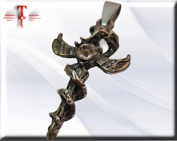 Colgante cruz gracias a las diversas formas y estilos que se pueden crear con el acero inoxidable
