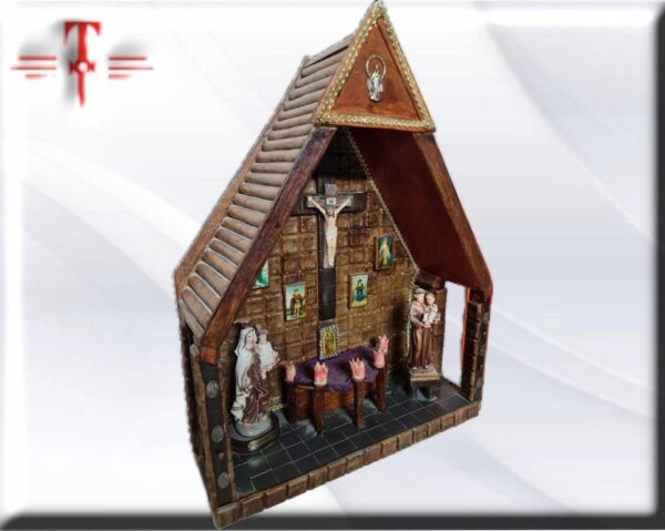 Capilla de madera con altar con virgen del Carmen y San Antonio