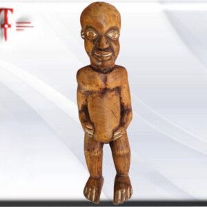 Fetiche Mambila Ref: 134 Tribal , arte Africano , Galería de arte , hecho a mano Tamaño : 31cm Peso : 400gr Son figuras humanas talladas en diversos tipos de madera representan a personajes de importancia para la vida de la comunidad: curanderos, guerreros, antepasados, la mujer… El artista pone de relieve el papel que dichos personajes tienen para la sociedad y carga las figuras de gran simbología. Por medio de estas estatuas, los familiares difuntos continúan estando presentes en la vida cotidiana de la familia a la que protegen. A estas estatuas se les atribuye una fuerza especial, al ser consideradas moradas de los espíritus. También un poder mágico, otorgado, por las sustancias vegetales, animales o minerales introducidas en oquedades de la figura y principalmente en el vientre, fuente y sede de la fuerza vital Y por los encantamientos realizados por el adivino, sacerdote o hechicero. Su uso, tanto del término como del objeto, le ha ido confiriendo una amplia gama de poderes que van desde el de simple amuleto o talismán hasta poderes exclusivamente divinos. El fetiche encarna una mezcla de magia, superstición y religiosidad. Muchas poblaciones nativas del África del oeste le llaman juju. La variedad de fetiches en África es grande, como numerosas son las etnias. Normalmente representados por figuras antropomorfas y, aunque menos numerosas, zoomorfas. En África está arraigada la creencia que relaciona las enfermedades con actos de brujería. Encontrar un remedio que los contrarreste es imprescindible para atenuar o evitar sus daños. El doctor tradicional se vale de los conocimientos en medicina para dotar al "nkisi" del poder necesario introduciendo "la carga mágica" en el interior. Algunas de estas figuras, de aspecto terrorífico, están atravesadas por clavos, cuchillas o trozos de hierro y otras, Y adornadas de cuernos, conchas, pieles, amuletos desprenden un halo de misterio. Estas figuras se utilizan para obtener la protección personal, de la familia y de los pueblos, alejar a los malos espíritus del poblado, Asi mismo atraer la lluvia, alejar las enfermedades, lograr la curación o como remedio terapéutico, entre otras muchas finalidades.