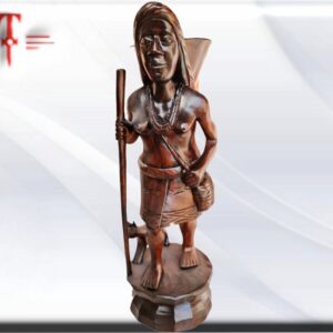 Talla de Indígena Mujer Son figuras humanas talladas en diversos tipos de madera representan a personajes de importancia para la vida de la comunidad