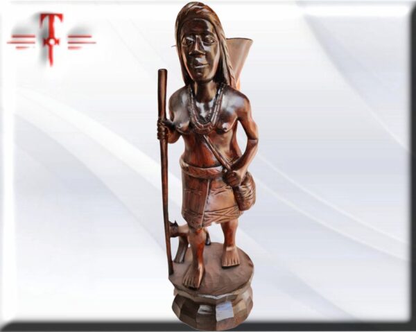 Talla de Indígena Mujer Son figuras humanas talladas en diversos tipos de madera representan a personajes de importancia para la vida de la comunidad