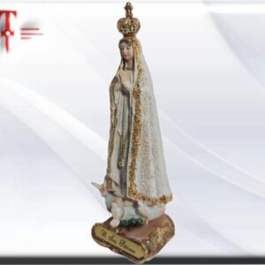 Nuestra señora de Fátima Con las palomas blancas todavía encaramadas a los pies de Nuestra Señora La virgen llegó a Lisboa el 5 de diciembre