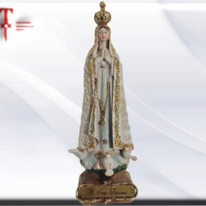 Nuestra señora de Fátima Con las palomas blancas todavía encaramadas a los pies de Nuestra Señora La virgen llegó a Lisboa el 5 de diciembre
