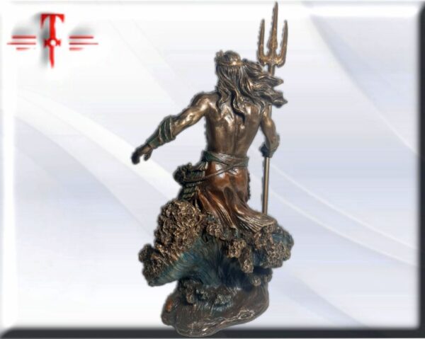 Escultura de Poseidón El Dios Poseidón es uno de los principales dioses del panteón clásico. Junto a Zeus y Hades