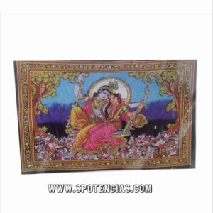 Tapiz Rhada krishna with Julia magnifica imagen decorativa de algodon 100% . 75 x 110cm Krisna o Krishna  significa “negro”, “azul oscuro” o “atractivo”, en sánscrito, idioma indiano. Krishna es un dios personificado del hinduismo, es la representación de las manifestaciones de Dios supremo en el mundo, según la tradición hindú. Krishna, según los hindús, es el octavo avatar del dios Visnú. Como tal, Krishna es la encarnación del gozo y del amor, lo cual es lo contrario del anterior avatar del dios Visnú ya que Rama se caracterizaba por su fidelidad en las reglas religiosas y sociales. Cuenta la leyenda, que Krishna es hijo de Devaki y Vasudeva, este nació en la celda y su padre lo llevó hasta Vrindavan para protegerlo de Kamsa que se encargaba de matar todos los hijos de Devaki y Vasudeva, y lo sustituyó durante el sueño por una bebe, llamada lashoda, y fue la encargada de notificar a Kamsa que el niño ya había nacido y no podía hacer nada contra los planes de Visnú. Durante su infancia venció demonios enviados por kamsa. Finalmente, muere a los 125 años por la negligencia de un cazador que lo confundió con una presa. Ahora bien, dentro de los tatuajes con significados místicos y espirituales, éste es una opción, especialmente para los hinduistas como representación del “Ser Supremo”. Es representando en muchos aspectos y apariencias, pero las artes antiguas lo simbolizan de piel color azul, vestido con un taparrabos y su cabeza coronada con plumas de pavo real. Por otro lado, Krishna también es usado como nombre, y a pesar de ser de género masculino, también es usado en niñas. Movimiento Hare Krishna El movimiento Hare Krishna es un asociación de tipo religiosa, filosófica, y cultural, oriunda del hinduismo. El respectivo movimiento se caracteriza por encontrar y conocer a Dios, a través de la devoción y mantras que repiten el nombre de Dios