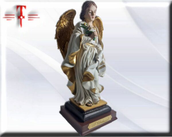 Arcángel Gabriel uno de los siete arcángeles. Se le llama “Ángel de la Presencia de Dios” por ser reconocido como uno de los siete espíritus que están ante el trono de Dios