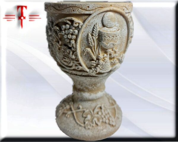 cáliz en resina con grabados El cáliz o cálice (del griego antiguo) es el vaso en el que el sacerdote católico consagra el vino en la eucaristía.
