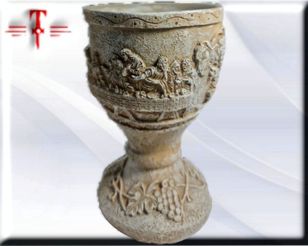 cáliz en resina con grabados El cáliz o cálice (del griego antiguo) es el vaso en el que el sacerdote católico consagra el vino en la eucaristía.