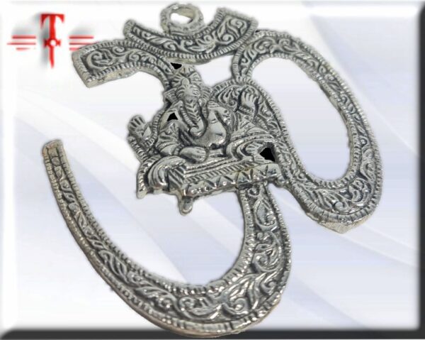 Colgador Om con ganesha metal El OM (pronunciado AUM) es una símbolo que representa uno de los mantras más sagrados