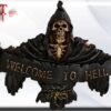 La Muerte welcome  . Peso: 426 gr Medidas: 21*23 cm Material: resina Los adoradores de la Santa Muerte tienen la responsabilidad de poner un altar y de colocarle ofrendas a esta majestuosa deidad.