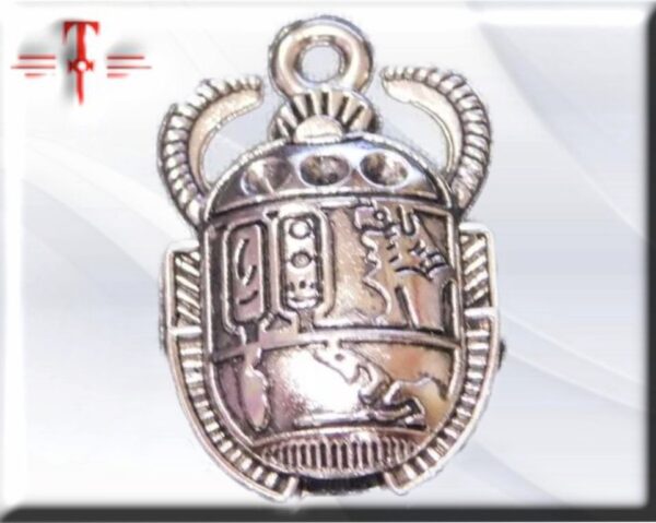 Colgante escarabajo egipcio es un amuleto de protección en contra de las enfermedades y la muerte.