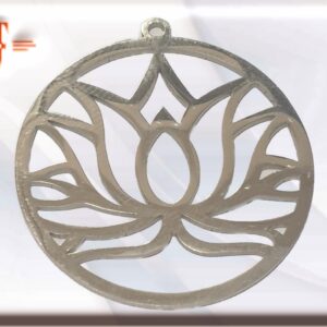 Colgante Lotus . tamaño: 30 mm material : acero inox. amuleto que atrae la paz y la pureza Conocida como una de las más viejas flores del mundo, el loto es un elemento sagrado del budismo, evocador de sabiduría y de serenidad.