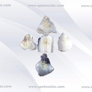 colgantes ágata Las ágatas son piedras que sirven para asentar las energías y aportan equilibrio físico, emocional e intelectual. Ayuda a centrar y estabilizar la energía física. El ágata tiene el poder de armonizar el yin y el yang, las fuerzas positivas y negativas que mantienen al universo en su lugar. Es una piedra calmante y aliviante, y trabaja despacio pero aporta una gran fuerza. Psicológicamente facilita delicadamente la aceptación de uno mismo, fomentando la auto confianza. Favorece el auto análisis y la percepción de las circunstancias ocultas, trayendo a tu atención cualquier alteración que esté interfiriendo en tu bienestar. Potencia las funciones mentales, mejorando la concentración, la percepción y las habilidades analíticas, y dirigiéndote hacia soluciones prácticas. El amor a la verdad de las ágatas anima a expresar la propia verdad. La ágatas con cristales claros pueden estimular recuerdos. Emocionalmente, supera la negatividad y la amargura del corazón. Sana la ira interna, fomentando el amor y el coraje para volver a empezar. Resulta útil para cualquier tipo de trauma emocional. Crea una sensación de seguridad disolviendo la tensión interna.