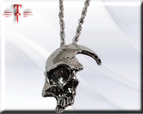 Colgante cráneo roto La joyería de acero inoxidable es reconocida por su larga duración y resistencia.